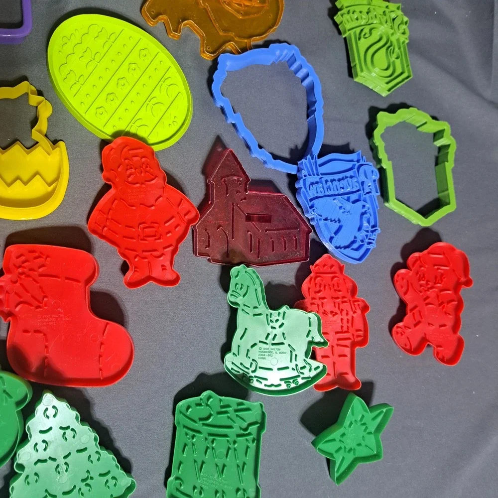 50+‎ Plastic Cookie Cutter Lot Christmas Easter Muppets Peanuts Scooby Hogwarts